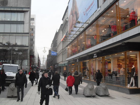 In der außerordentlich geschäftigen Straßen gab es neben zahlreichen Läden (H&amp;M en masse!) auch einige schöne Dinge zu sehen ...