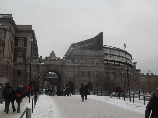 Daraufhin überquerten wir die winzige Insel Helgeandsholmen mit dem rechts im Bild zu sehenden Riksdagshuset und genossen ...