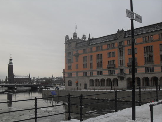 ... einen ersten Blick auf das sich links im Bild befindliche Stadshuset.