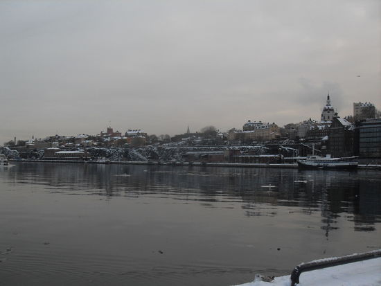 ... eine wunderschöne Aussicht auf die Insel Södermalm, den Ort unseres Hostels, hatte. (An den vielen Farbunterschieden ist der Fotoapparat Schuld, da ich dessen viele Funktionen noch nicht wirklich beherrsche.)
