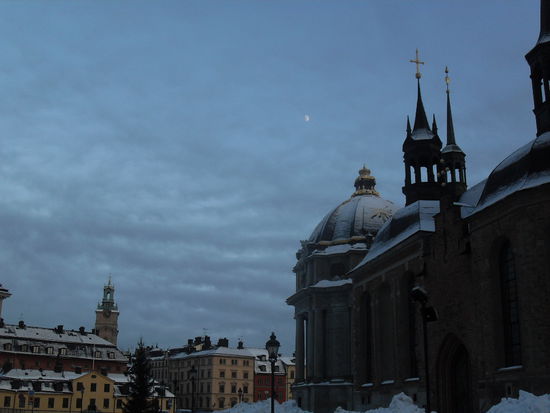 Der Mond stand schon den ganzen Tag über am Himmel.