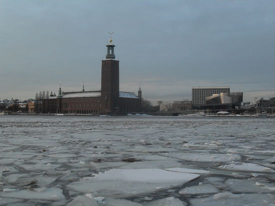 Links im Bild unser Ziel, das Stadthaus.