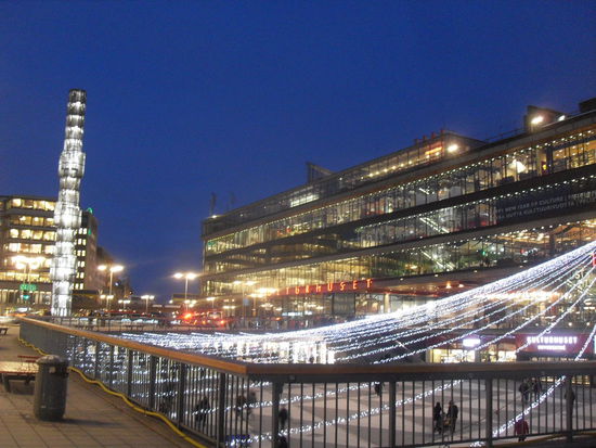 ... wir zurück zum mittlerweile wunderschön erleuchteten Kulturhuset gingen, um dort eine Abendbrotpause einzulegen.