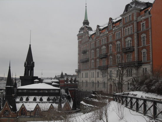Was müssen die Bewohner dieses Hauses nur für ein Gefühl empfinden, wenn sie aus ihren Fenstern sehen?
Wahrscheinlich Gänsehaut pur - eben das Gefühl, wenn ich über die Dächer meiner Heimatstadt schaue. 