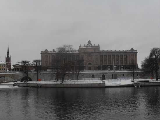 Das Riksdaghuset auf Helgeandsholmen von der anderen Seite aus ...