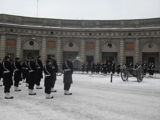 Im Grunde genommen marschiert man bei der Wachablösung ein bisschen aufreizend umher, steht sich gegenüber und schreit sich an - das Selbe wie in fast jeder funktionierenden Beziehung also. ;D
