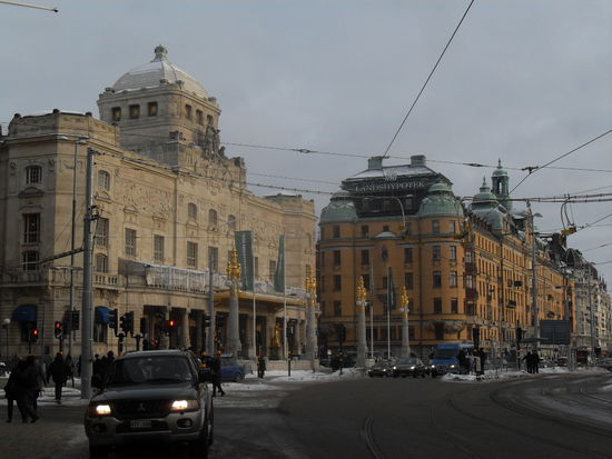 Links im Bild das wirklich wunderschöne Theater, rechts beginnend die bereits mehrmals erwähnte Häuserfront.