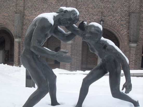 Skulptur vor dem Stadion - Doro hat mich gezwungen, jene zu fotografieren 