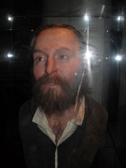 ... das man mit Hilfe dieser die damaligen Personen rekonstruieren sowie deren Lebensgeschichte (Schwerstarbeiter? Opfer von Krankheiten? Was aß dieser Mensch?) zum Teil darlegen konnte.