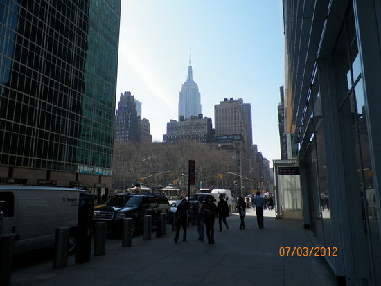 Typisch amerikanisches Straßenbild, im Hintergrund das Empire State Building