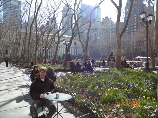 Erstmal mit Muffin und Kaffee im Bryant Park chillen 