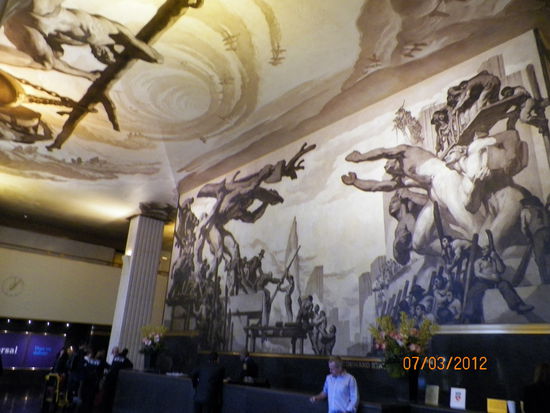 Das Bild sollte eigentlich gar nicht mit rein, aber wenn es nun schonmal hochgeladen ist (was dank langsamen Internet immer ein wenig dauert) - Eingangshalle vom Rockefeller Center ;D