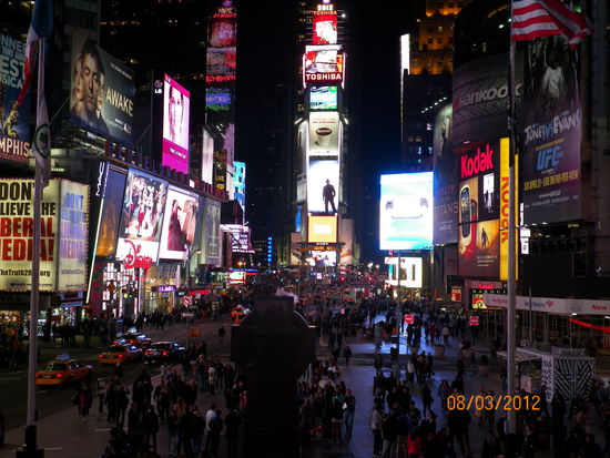 Am Times Square - Direkt rechts von "Toshiba" steht unser Hotel 