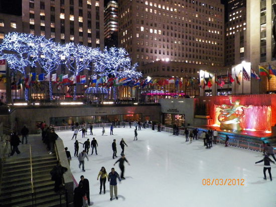 Die Eisbahn vor dem Rockefeller Center bei Nacht - Top!