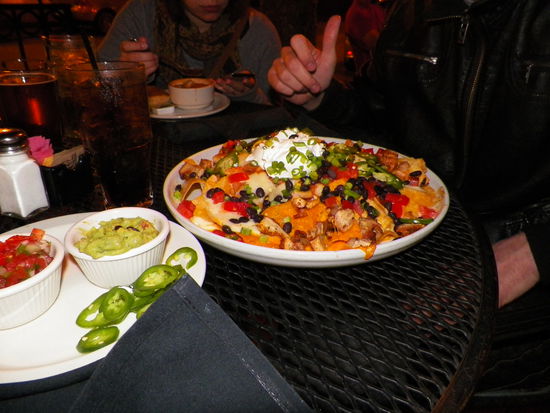 DAS ist Amerika! Ein Meeeeeegateller mit Tortillas und allerhand überbackenen Kram wie schwarzen Bohnen, Jalapennos, Chicken, Tomaten, Käse und so weiter zum Abendbrot. Paradies!