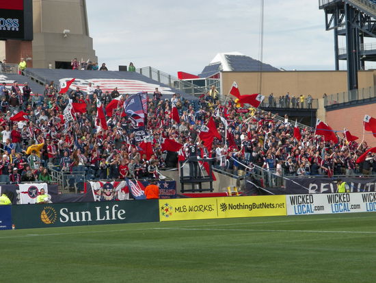 Man glaubt es kaum, aber es gab neben einer durchgängig singenden Heimkurve sogar ...