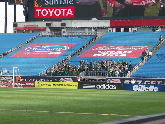 ... einen schön rumpöbelnden Gästemob ... 