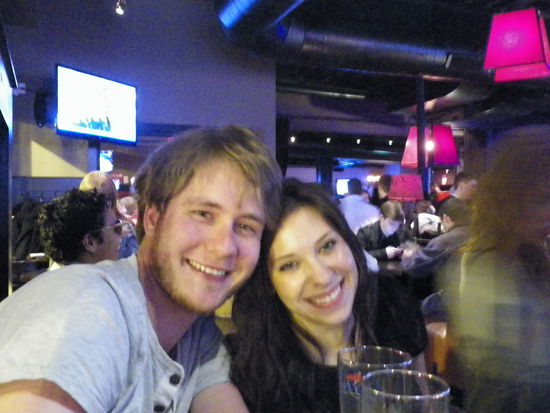 Mit Sam und Co. in der Bar ... wie in Amerika fast überall übrig gab es auch hier wieder viele Fernseher, welche Sportveranstaltungen übertrugen.