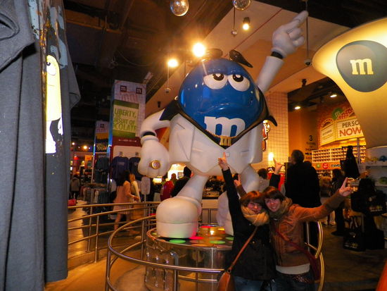 Doro und Jule nochmal im M&amp;M Laden.