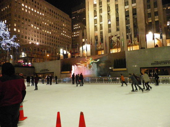 Die bekannte Schlittschuhbahn vor dem Rockefeller Center.