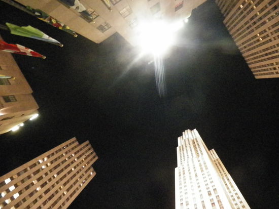 Wer hier direkt nach oben schaut, sieht auch dort nur Häuser!