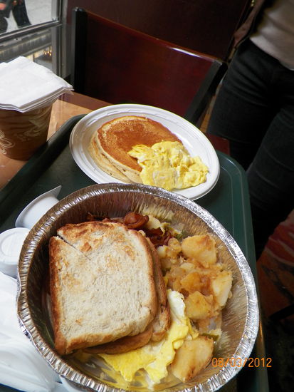 Doro aß Pancakes mit Ahornsirup und Rührei (seltsame Kombi) und ich Kartoffeln, Toast, Ei und Speck, sehr lecker!