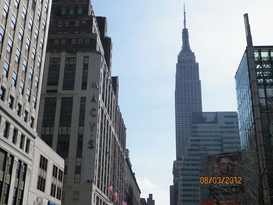 Links das riesige Kaufhaus "Macy´s" und rechts mal wieder das Empire State Building