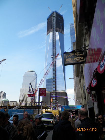 Im Hintergrund entsteht der Freedom Tower, welcher nach seiner Fertigstellung das höchste Gebäude ganz New Yorks sein wird.