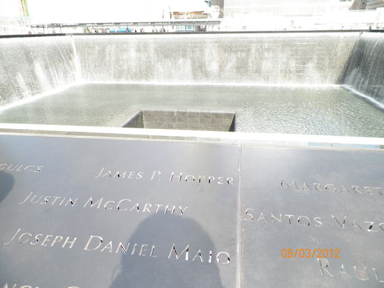 Eines der beiden Brunnenbecken, welches genau an dem Ort platziert wurde, wo einst einer der beiden Twin-Towers stand. Rundherum sind die Namen von Opfern von 9/11 eingraviert.