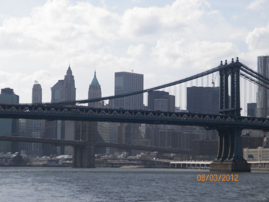 Im Vordergrund sieht man die Manhattan Bridge, im Hintergrund die Brooklyn Bridge