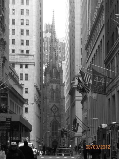 Blick die Wall Street hinauf Richtung Trinity Church - Doro war plötzlich beim Fotografieren auf dem Schwarz-Weiß Trip 