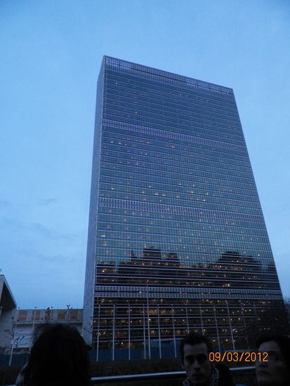 Das ziemlich klobig wirkende UN-Gebäude nahe der Brooklyn Bridge (Die Fahnen wehen dort nur, wenn gearbeitet wird, was, wie man sieht, nicht allzu oft der Fall zu sein scheint )