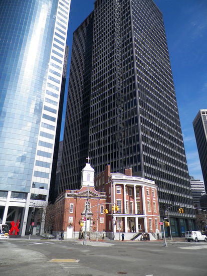 Die Kirche am Battery Park ist einfach der Hammer, wie sie vor den riesigen Wolkenkratzern Downtowns nahezu untergeht. 
Hier begann unsere Brooklyn-Tour.