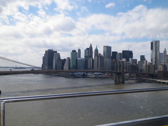 Über die Manhattan-Bridge ging es dann nach Brooklyn. Von der Brücke aus hatte man einen echt coolen Ausblick auf die Brooklyn-Bridge und Manhattans Skyline.