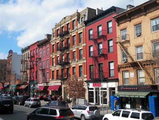 `ne typische Häuserfassade in Brooklyn.