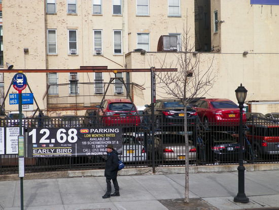 Parken in NYC ist schon ein Fall für sich: Meist gilt das Prinzip "The Early Bird" und dann werden die Autos per Hebekran auch noch auf eine Plattform gehievt, starkes Stück.