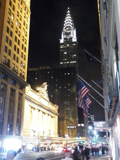 Mittlerweile war es schon wieder dunkel, das heißt NYC erstrahlt abermals im Lichtermeer. Im Vordergrund sieht man den Haupteingang zur Grand Central Station, im Hintergrund das Chrysler Building.