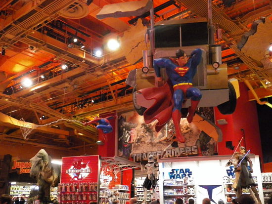 Superman, Spiderman, die Dinosaurier aus Jurassic Park und so weiter - alle sind sie am Start!