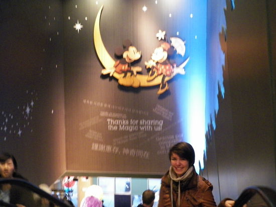 Im Disneyladen wird man sogar ordentlich verabschiedet. 
Insofern auch von uns vorerst liebe Grüße,
Doro und Ricky.
Morgen gehts zu Jule nach Philadelphia!