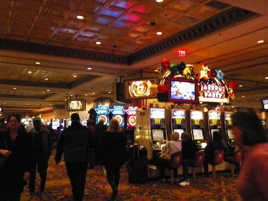 In den Casinos war der Teufel los! Leider musste man sich spezielle Karten zum Aufladen kaufen, um eine Runde zu zocken, sodass wir aufs Spielen verzichteten, da wir den Gedanken ziemlich dämlich fanden, eine solche Spielkarte mit 2 Dollar aufzuladen. 