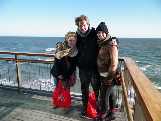 Wir drei in Atlantic City, am besten sind unsere knallroten Picknickbeutel. 
(und ja, es waren wirklich fast 20 Grad, allerdings war´s megawindig :p)