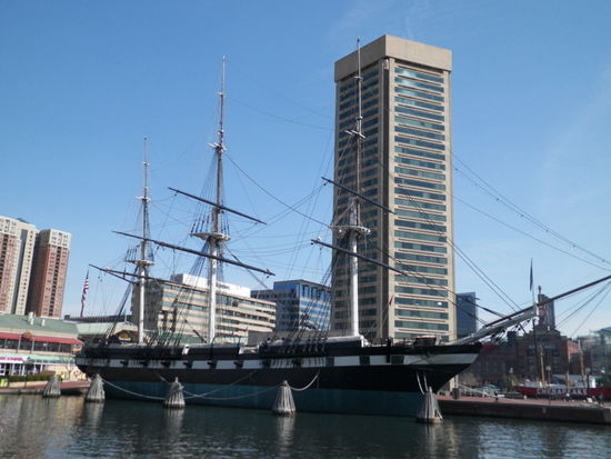 Die Pride of Baltimore II - der Stolz Baltimores. Im Hintergrund Baltimores World Trade Center (heißt echt so).