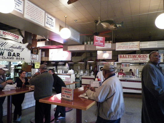 Hier bei Faidley's Seafood gibt es den besten Crab Cake der Stadt.