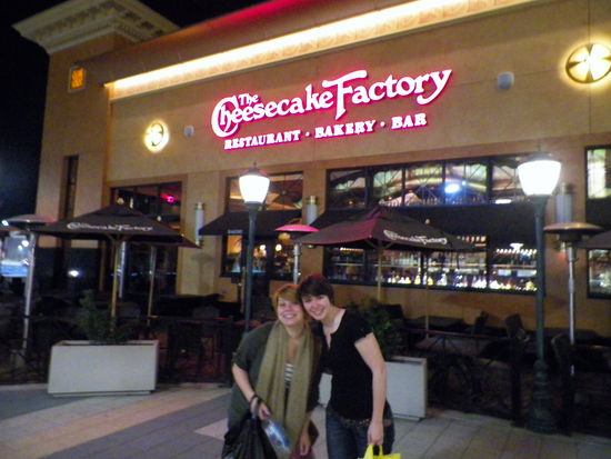 Wir vor der Cheesecake Factory