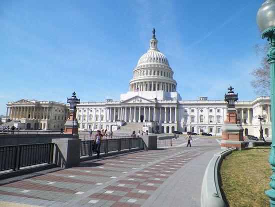 Doro winkend vor dem prächtigen Capitol ...