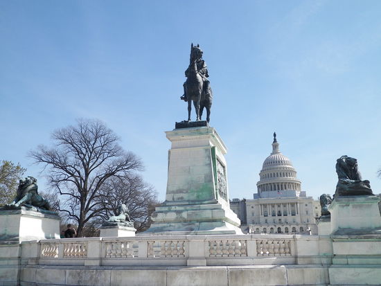 Auch wenn sich die Bilder vielleicht ähneln - Das Capitol hat uns mächtig beeindruckt.  Hier mit Reiterstatue im Vordergrund.