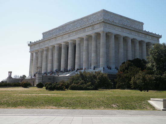 Das in der Mitte offene Lincoln-Memorial mit einer großen Statue des Namengebers im Inneren. Auf den Treppen konnte man erstmal gut im Schatten relaxen!