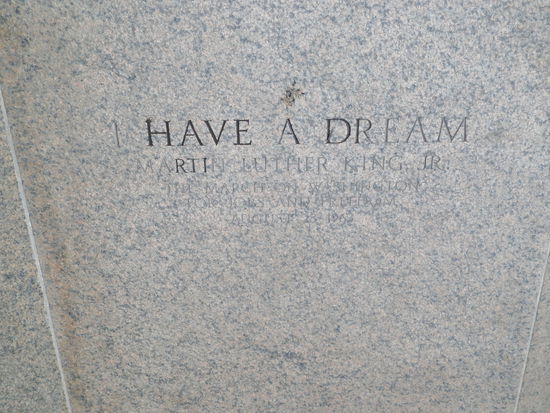 An einer Stelle vor dem Eingang ins Lincoln-Memorial verwies eine Gravur auf den Platz, an welchem Martin Luther King seine weltberühme Rede hielt.