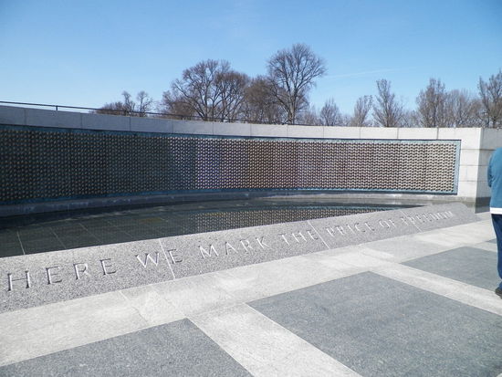 ... hier steht einer der (leider schlecht zu erkennenden) Sterne für 100 tote US-Bürger im Zweiten Weltkrieg.