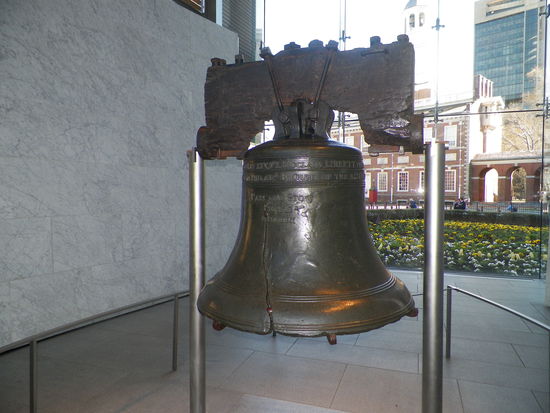 Die berühmte zerbrochene Liberty Bell, welche im Unabhängigkeitskrieg Amerikas eine große Rolle spielte, im Hintergrund sieht man ...